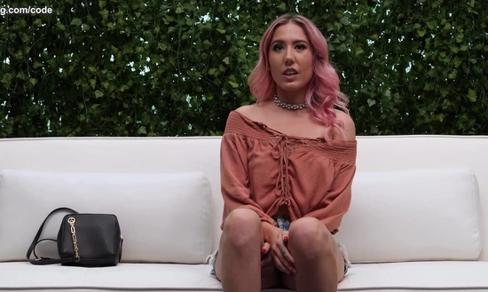 Кастинг телочки с розовыми волосами быстро превратился в тройничок