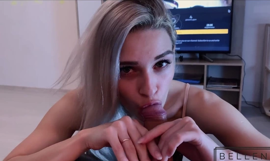 Русской девушка делает парню приятно во время самоизоляции