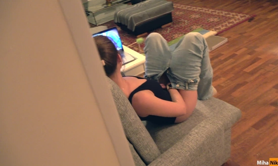 Спалил сестру за просмотром порно, а потом еще и трахнул возбужденную