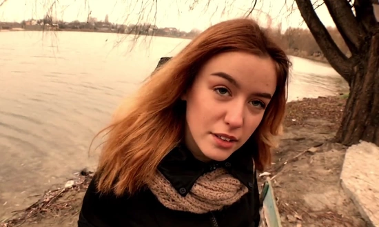 Русская девушка отсасывает другу на берегу озера, согревая руки о горячий член