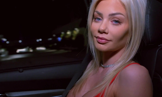 Сексуальная блондинка первый раз пробует секс с африканским мужчиной