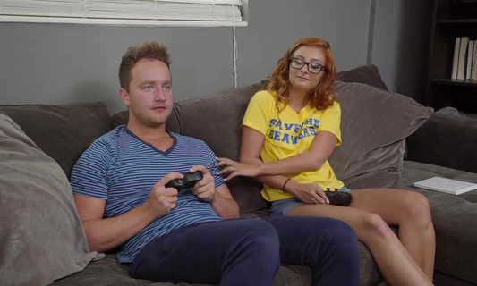 Парню пришлось оттрахать двух женщин, чтобы не мешали играть в PlayStation