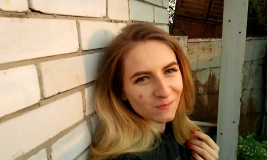 Чтобы не вести парня домой, русская блондинка заманила его ебаться на заброшку