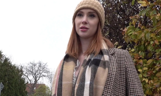 Рыжая милашка согласилась на секс с пикапером, лишь бы зайти к нему погреться