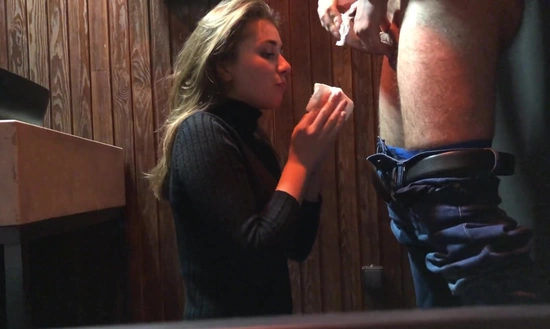 Молодая шлюшка дала незнакомцу, а он записал секс на видео