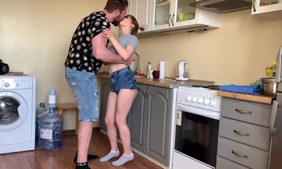 Жена чуть не спалила соседку-любовницу когда я её трахал на кухне