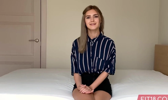 Русская милашка засветила сиськи и дала в свою нежную киску