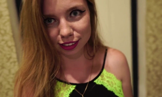 Приставучая соседка пришла типа за отверткой и соблазнила чужого мужа на секс