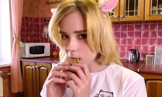 Русская малышка хочет кушать и получать оргазмы со своим парнем