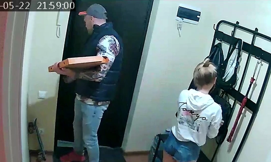 Бедная студентка заказала пиццу и рассчиталась за нее минетом