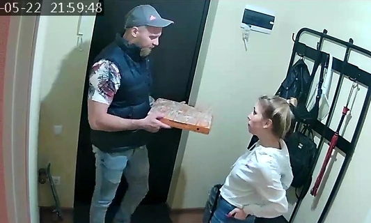 Бедная студентка заказала пиццу и рассчиталась за нее минетом