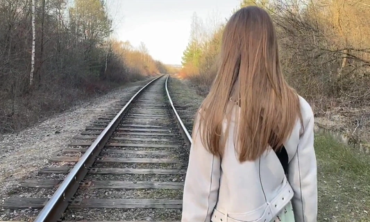Сельский мачо трахнул в ротик городскую телку, когда гостила у бабушки