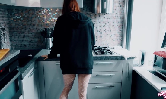 Порвал на рыжей зайке колготки и вытрахал на кухонном столе