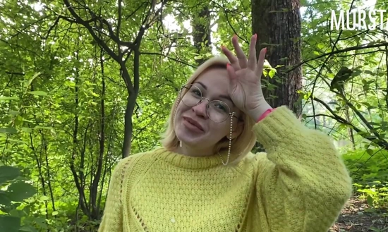 Пикапер подцепил русскую давалку и подбил ее отсосать прямо на улице - да она и сама хотела этого