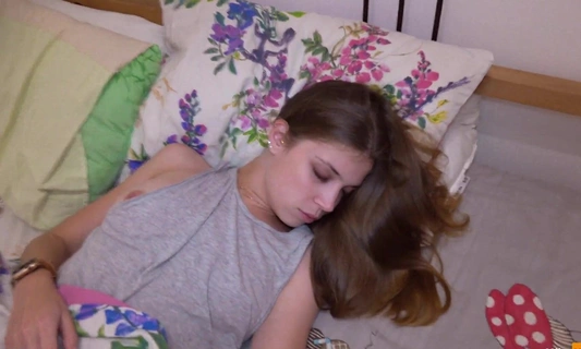 Решил разбудить подружку и сочно вытрахать в горячую - утреннюю киску