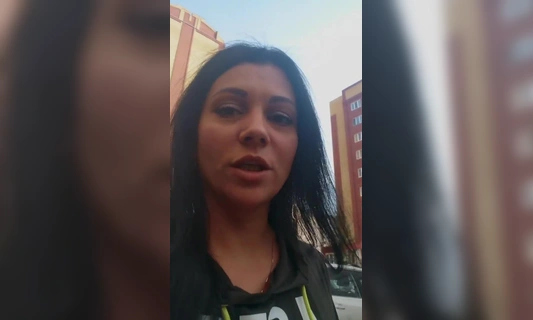 Русская милфа решила побрить пизду в публичном месте и снять всё это на телефон