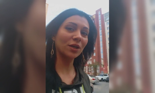 Русская милфа решила побрить пизду в публичном месте и снять всё это на телефон