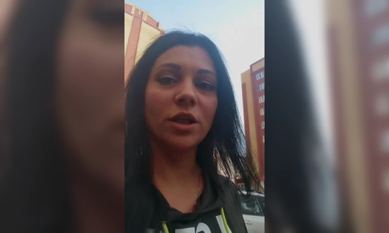 Русская милфа решила побрить пизду в публичном месте и снять всё это на телефон