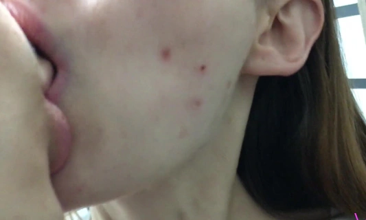 Привела друга домой и тихо трахнулась с ним у себя в комнате