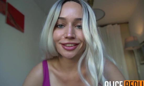 У этой блондинки есть талант вызвать стояк даже в безнадежных случаях