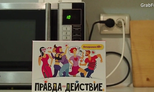 Заглянула к соседу на кухню и получила большой член - после чая!