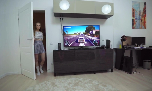 Парень просто хотел играть в соньку, но его подружка захотела секса!