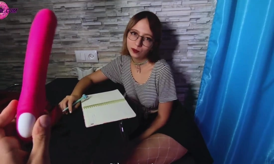 Нашел у сводной сестры дилдо и предложил ей нормально потрахаться!