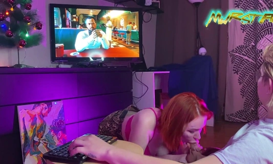 Отвлекла парня от прохождения Cyberpunk 2077 и сделала ему домашний минет!