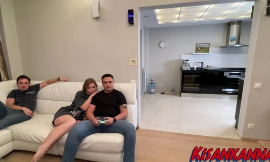 Пока муж играет Playstation, женушка изменяет с другом у него за спиной!