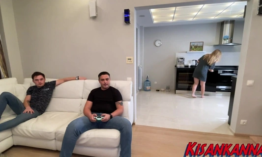 Пока муж играет Playstation, женушка изменяет с другом у него за спиной!