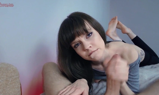 Увидела как сосед по квартире смотрит порно и решила ему помочь!