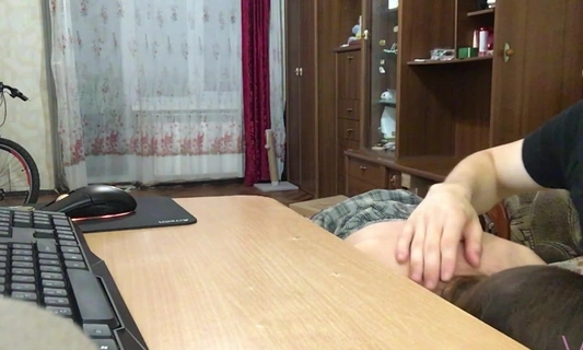 Позвала молодого соседа починить комп и трахнула его!