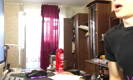 Вике очень понравилось, что друг мастурбирует на её сексуальные фотки!