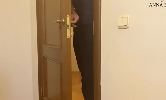 Девушка сильно заскучала сидя дома, но крепкий член соседа быстро привел её в чувство!
