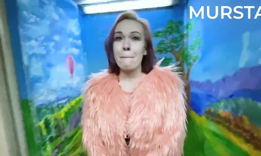 Русская девушка отсосала в подъезде за 15 баксов и дала кончить в рот!