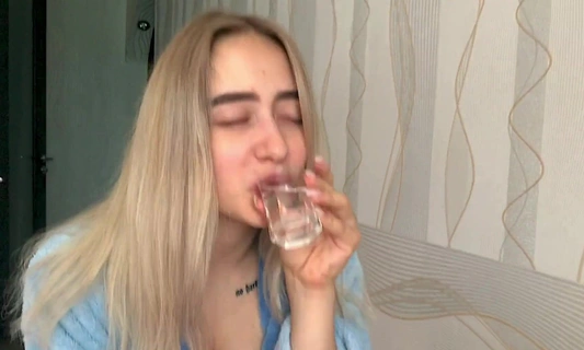 Напоил соседку водкой и оттрахал, пока мужа небыло дома!