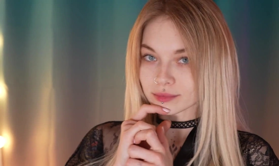 Голубоглазая блондинка соблазняет похотливым взглядом и получает член в киску!