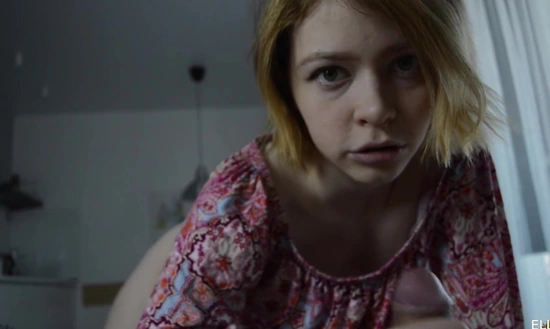 Спалила парня за дрочкой и оказала помощь в достижении оргазма!