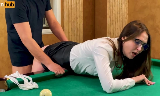 Секретарша отдается начальнику на бильярдном столе и глотает сперму