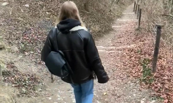 Похотливый парень раскрутил стеснительную девушку на минет в публичном месте!