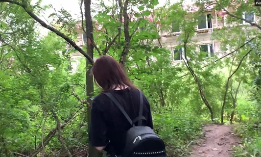Завела ничего не подозревающего парня в лес и присосалась к его члену!