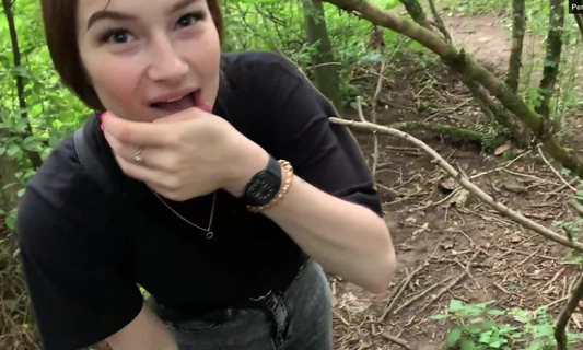 Завела ничего не подозревающего парня в лес и присосалась к его члену!