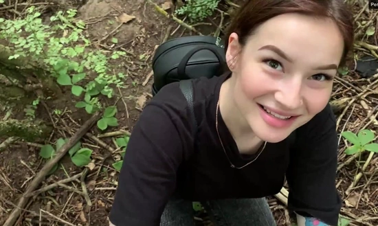 Завела ничего не подозревающего парня в лес и присосалась к его члену!