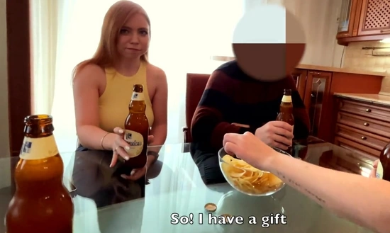 Доверчивый муж привел друзей в дом, а жена отсосала одному из них!