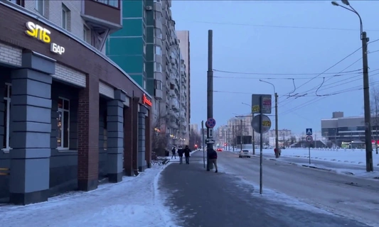 Пока одна подружка подставляет дырочки за деньги, вторая сидит рядом и смотрит!