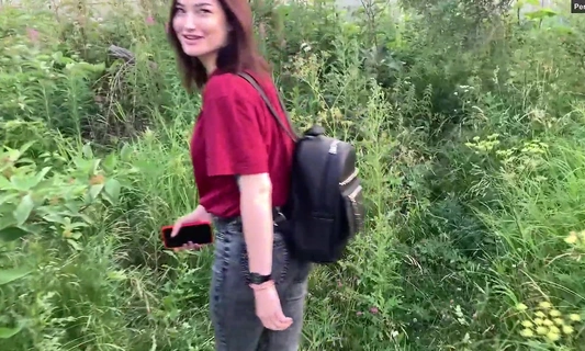 Пацан завел в кусты стеснительную подругу и уговорил на минет!