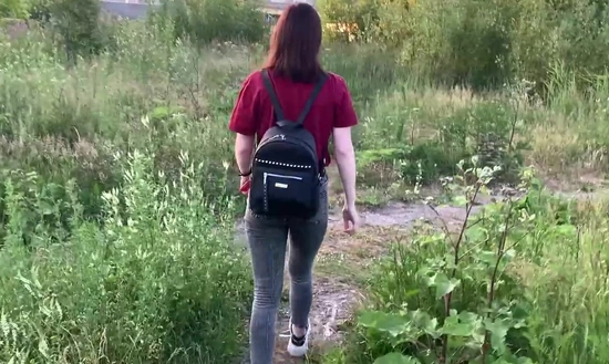 Пацан завел в кусты стеснительную подругу и уговорил на минет!
