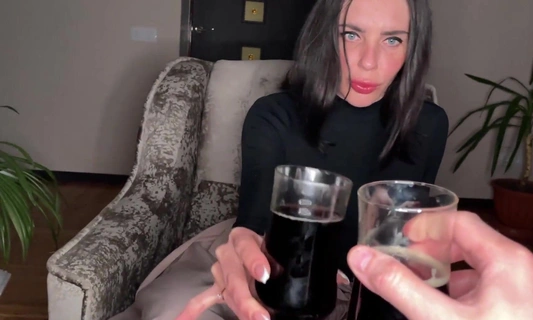 Русская шлюшка заехала к любовнику выпить вина и потрахаться перед свадьбой!