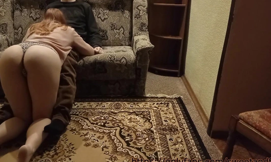 Жена приучила мужа-куколда вылизывать ей киску после секса с соседом!