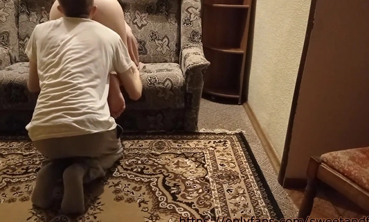 Жена приучила мужа-куколда вылизывать ей киску после секса с соседом!